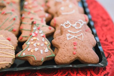 Bir grup çeşit kurabiye. Çikolata parçacıklı, yulaflı, kuru üzümlü, beyaz çikolatalı.