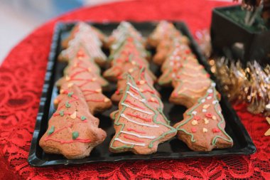 Bir grup çeşit kurabiye. Çikolata parçacıklı, yulaflı, kuru üzümlü, beyaz çikolatalı.