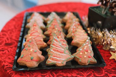 Bir grup çeşit kurabiye. Çikolata parçacıklı, yulaflı, kuru üzümlü, beyaz çikolatalı.