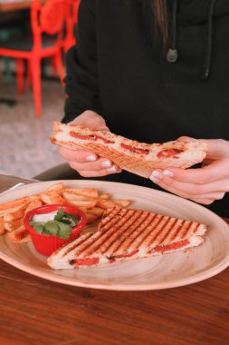 Geleneksel Türk tostu, lezzetli kahvaltı