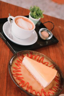 Bir dilim lezzetli kek ve bir fincan kahve.