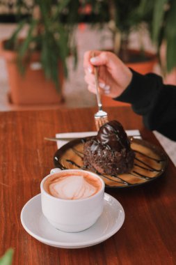 Bir dilim lezzetli kek ve bir fincan kahve.