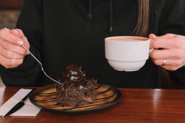 Bir dilim lezzetli kek ve bir fincan kahve.