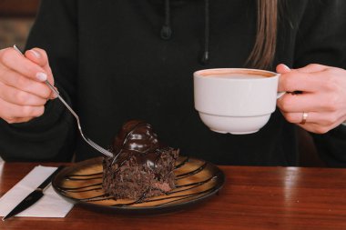 Bir dilim lezzetli kek ve bir fincan kahve.