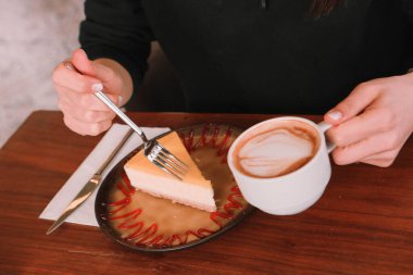 Bir dilim lezzetli kek ve bir fincan kahve.