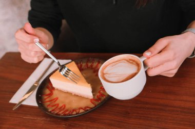 Bir dilim lezzetli kek ve bir fincan kahve.