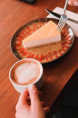 Bir dilim lezzetli kek ve bir fincan kahve.