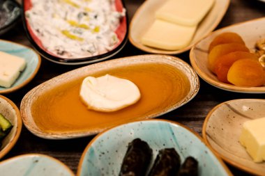 Geleneksel Türk ve Yunan yemek meze masası