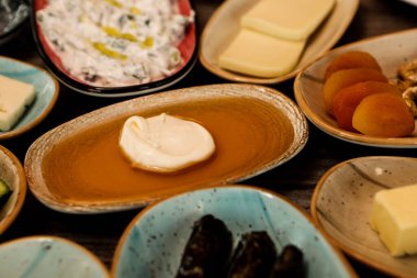 Geleneksel Türk ve Yunan yemek meze masası