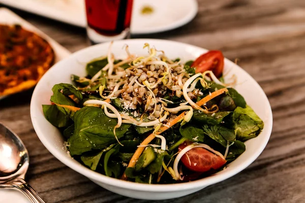 Prato Salada Fresca Com Verduras Misturadas — Fotografia de Stock