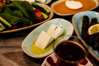 Geleneksel Türk ve Yunan yemek meze masası