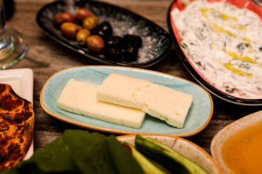 Geleneksel Türk ve Yunan yemek meze masası