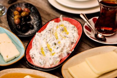 Geleneksel Türk ve Yunan yemek meze masası