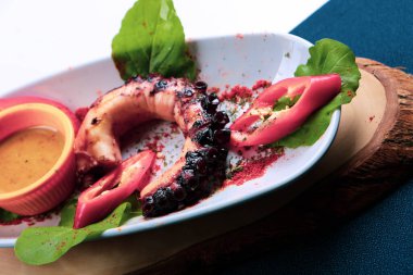 Soslu ızgara Galiçya ahtapotu bacağı.