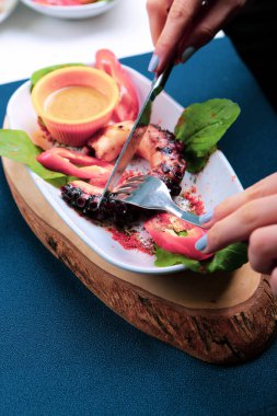 Soslu ızgara Galiçya ahtapotu bacağı.