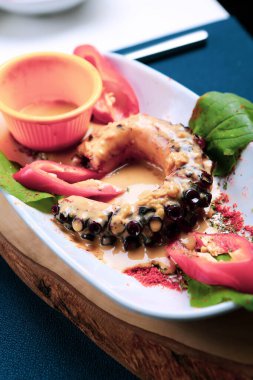 Soslu ızgara Galiçya ahtapotu bacağı.