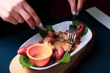 Soslu ızgara Galiçya ahtapotu bacağı.