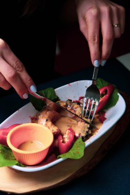 Soslu ızgara Galiçya ahtapotu bacağı.