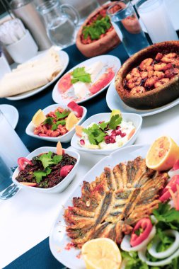 Geleneksel Türk ve Yunan yemek meze masası