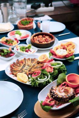 Geleneksel Türk ve Yunan yemek meze masası
