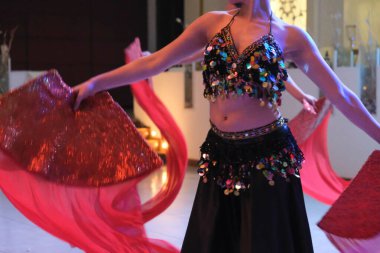 Çekici göbek dansçıları Sahnede doğulu dansçılar