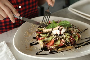 Çikolata soslu lezzetli waffle. 