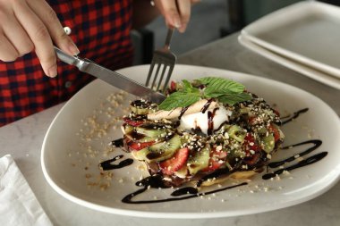 Çikolata soslu lezzetli waffle. 