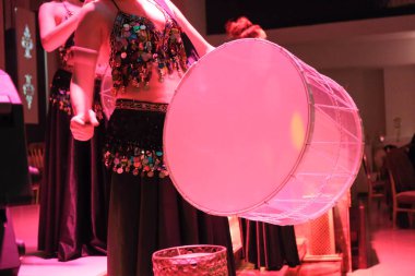 Çekici göbek dansçıları Sahnede doğulu dansçılar