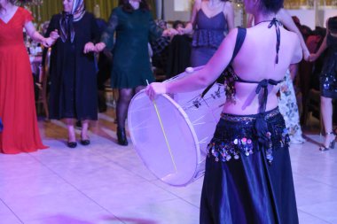 Davulcu, Türk davulcu sahnede 