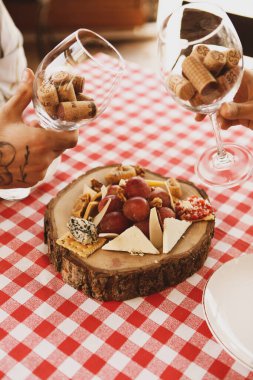 Peynir tabağı, gurme şarap ve peynir tabağı.