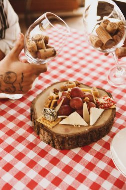 Peynir tabağı, gurme şarap ve peynir tabağı.