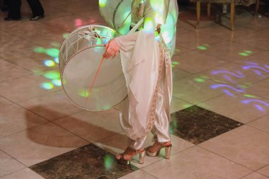 Davulcu, Türk davulcu sahnede 