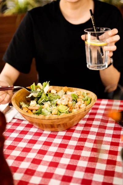 フォーカスのサラダを食べる女とフォークを笑顔魅力的な白人の肖像画 — ストック写真
