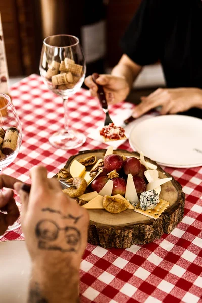 Prato Queijo Vinho Gourmet Bandeja Charcutaria Queijo — Fotografia de Stock