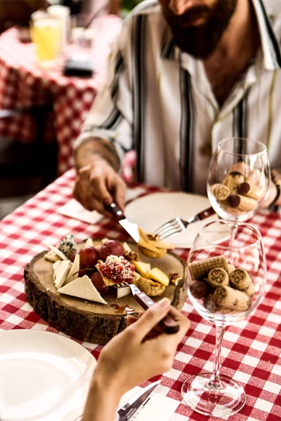 Prato Queijo Vinho Gourmet Bandeja Charcutaria Queijo — Fotografia de Stock