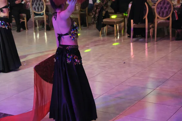 Atrakcyjne Tancerki Brzucha Orientalnych Tancerzy Scenie — Zdjęcie stockowe