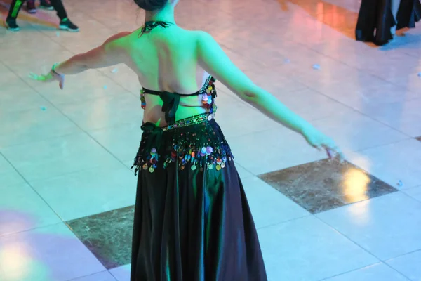 Bellydancers Attrayants Danseurs Orientaux Sur Scène — Photo