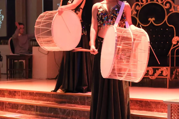Çekici Göbek Dansçıları Sahnede Doğulu Dansçılar — Stok fotoğraf
