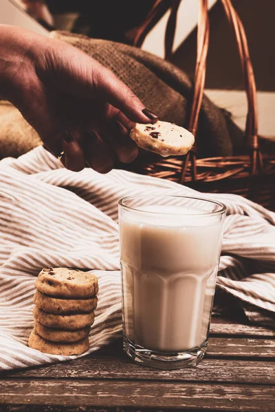 Immergere Deliziosi Biscotti Bicchiere Latte — Foto Stock
