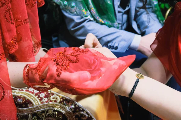 Menyasszony Henna Kezét Henna Éjszakán — Stock Fotó