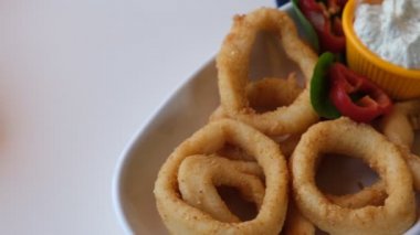 Kızarmış deniz ürünleri kalamar ya da soslu kalamar. 