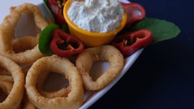 Kızarmış deniz ürünleri kalamar ya da soslu kalamar. 