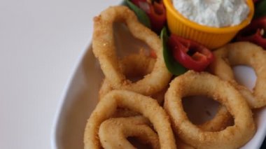 Kızarmış deniz ürünleri kalamar ya da soslu kalamar. 