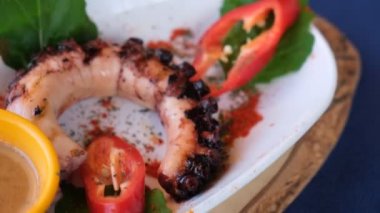 Soslu ızgara Galiçya ahtapotu bacağı.