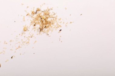 Beyaz arka planda izole edilmiş kurumuş meyve ve çiçek parçaları.