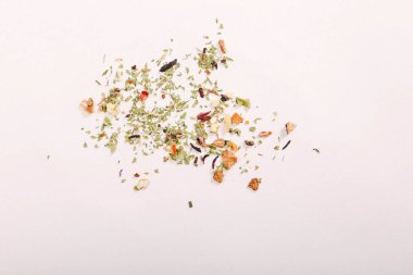 Beyaz arka planda izole edilmiş kurumuş meyve ve çiçek parçaları.