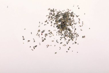 Beyaz arka planda izole edilmiş kurumuş meyve ve çiçek parçaları.