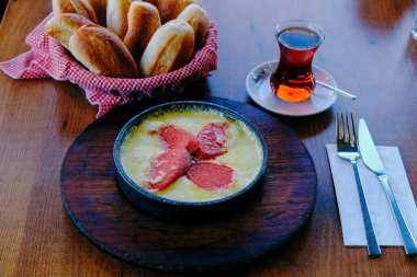 Muhlama - peynirli mısır lapası.