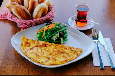 Lezzetli omlet ve kahvaltı tabağı masada..