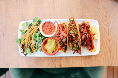 Meksika usulü dilimlenmiş tako.